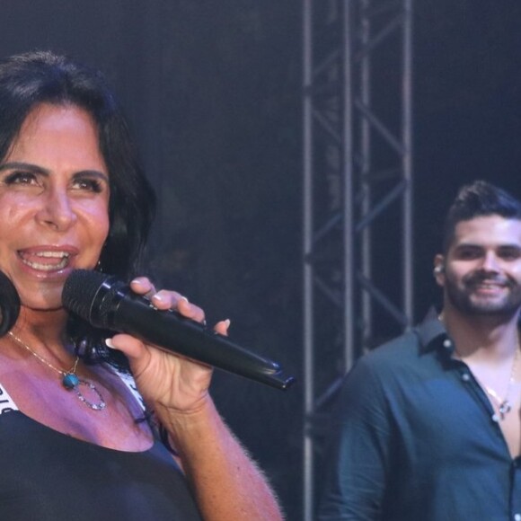 Gretchen se apresentou na festa de 1 milhão de inscritos no canal de Antonia Fontenelle
