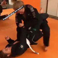 Angélica aplica golpe de jiu-jitsu em Carol Dieckmann em treino: 'Ação'. Vídeo!