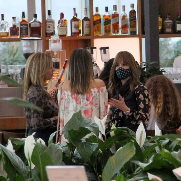 Ana Furtado conversa com amigas durante passeio em shopping no Rio de Janeiro