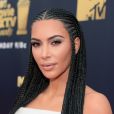 Kim Kardashian rebateu críticas ao usar tranças Fulani: 'Realmente não vi nada negativo. Eu montei esse look porque North disse que queria tranças e perguntou se eu iria fazê-las com ela. Então nós trançamos o cabelo dela e depois trançamos meu cabelo'