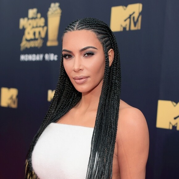Kim Kardashian rebateu críticas ao usar tranças Fulani: 'Realmente não vi nada negativo. Eu montei esse look porque North disse que queria tranças e perguntou se eu iria fazê-las com ela. Então nós trançamos o cabelo dela e depois trançamos meu cabelo'