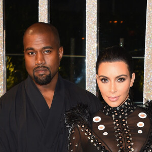 Kim Kardashian se declarou ao marido, Kanye West, ao comemorarem aniversário de casamento: 'Obrigada por me dar nossa família e cuidar tanto de nós'