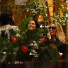 Danielle Winits sorri durante conversa com amigas em jantar em restaurante de shopping no Rio