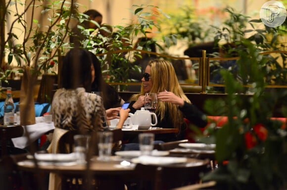 Danielle Winits janta com amigas no Rio