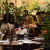 Danielle Winits janta com o namorado, Amaury Nunes, e na companhia de amigas, no Rio