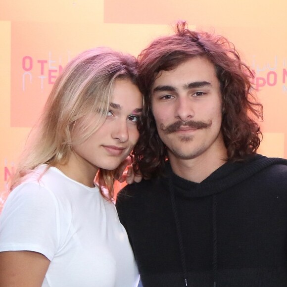 Sasha Meneghel mora em Nova York, onde cursa moda, e Bruno Montaleone fica no Brasil devido às gravações de 'O Tempo Não Para'