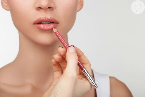 Contornar os lábios com um lápis de boca antes de aplicar o batom é essencial