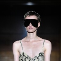 Óculos em estilo máscara e outros acessórios diferentões na Paris Fashion Week