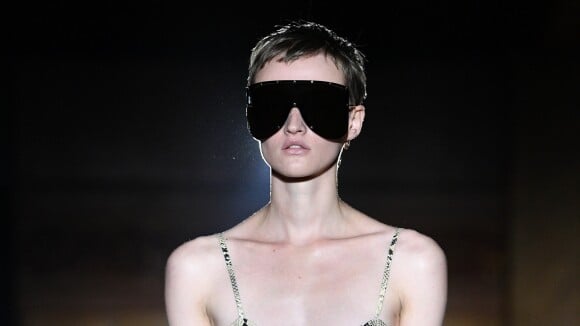Óculos em estilo máscara e outros acessórios diferentões na Paris Fashion Week
