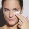 Os cremes anti-idade com ativos rejuvenescedores como dimetilaminoetanol, retinol e ácido glicólico ajudam a combater a flacidez da pele do rosto
