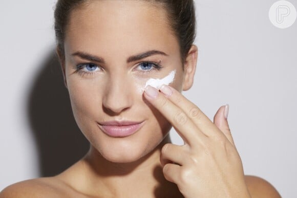 Os cremes anti-idade com ativos rejuvenescedores como dimetilaminoetanol, retinol e ácido glicólico ajudam a combater a flacidez da pele do rosto

