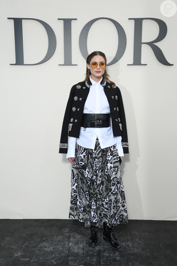 No desfile da Dior em Paris, a atriz Olivia Palermo tambem apostou no cintão bem largo para completo o look de saia estampada e camisa social branca