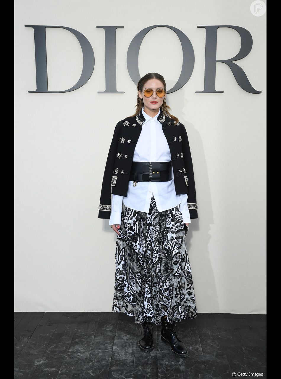  No desfile da Dior em Paris, a atriz Olivia Palermo tambem apostou no cintÃ£o bem largo para completo o look de saia estampada e camisa social branca 