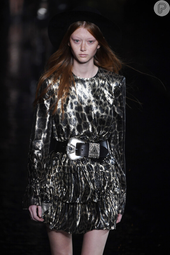 Glamouroso: o cinto preto com fivela metalizada da Saint Laurent também apareceu combinando com vestidos