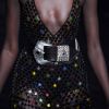 A grife Saint Laurent apostou na volta do cinto largo com fivela metalizada na Semana de Moda de Paris