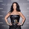 Rihanna usou o vestido Versace com cinto bem marcado na cintura no lançamento de sua linha de maquiagens em Milão