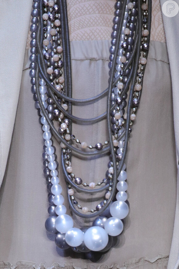 Acessórios do verão 2019: mix de colares gigantes no look Emporio Armani