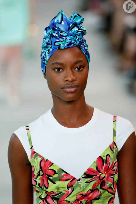 Os acessórios que vão te enfeitar no verão 2019: turbante no look Michael Kors