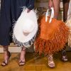 Os acessórios que vão te enfeitar no verão 2019: bolsas enormes e chapéu de palha da Jacquemus