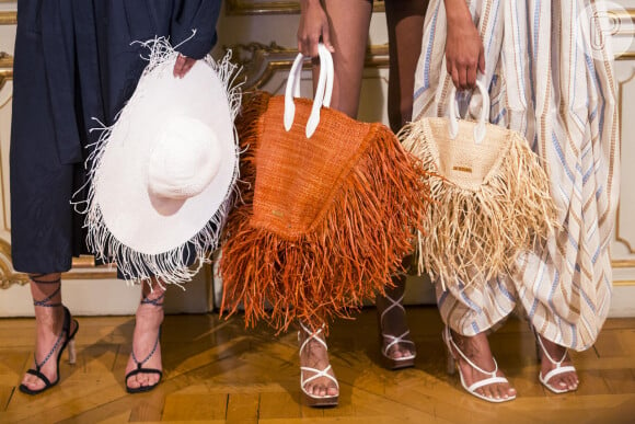 Os acessórios que vão te enfeitar no verão 2019: bolsas enormes e chapéu de palha da Jacquemus