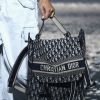Os acessórios que vão te enfeitar no verão 2019: bolsa enorme da Dior