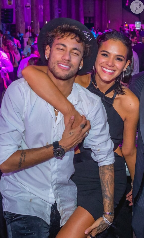Neymar foi assistido no jogo do campeonato francês pela namorada, Bruna Marquezine