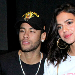 Bruna Marquezine vibra por Neymar em jogo do PSG na França nesta quarta-feira, dia 26 de setembro de 2018