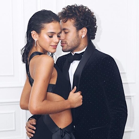 Bruna Marquezine foi filmada torcendo pelo namorado por Matheus Mazzafera