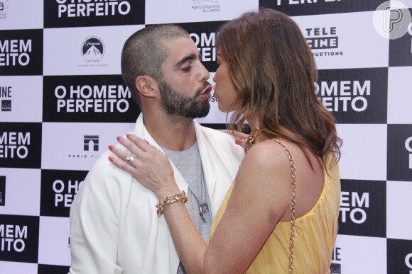 Luana Piovani troca carinhos com o marido, Pedro Scooby, em lançamento de filme no Rio de Janeiro