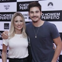 Nicolas Prattes prestigia Juliana Paiva em pré-estreia e posa abraçado à mãe