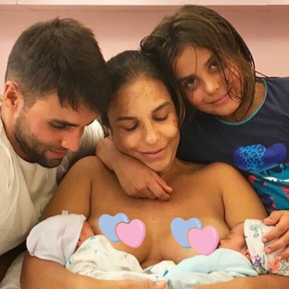 Ivete Sangalo é mãe da gêmeas Marina e Helena, de 7 meses