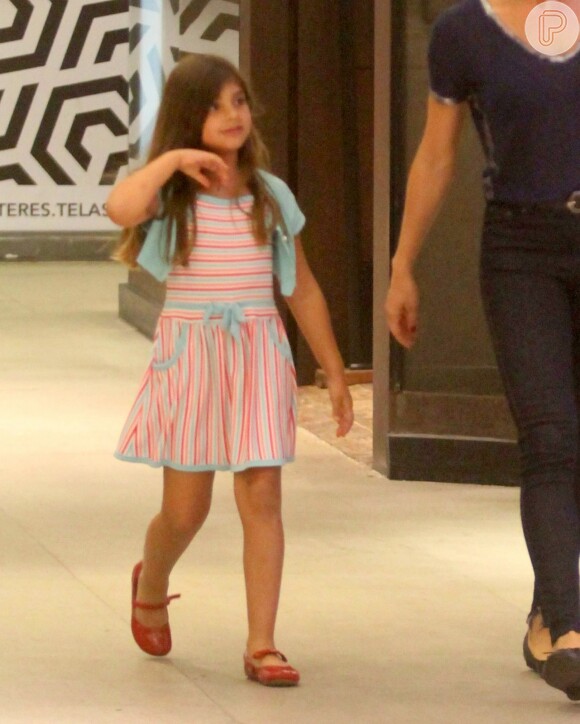 Sofia foi clicada com a mãe, Grazi Massafera, em shopping do Rio