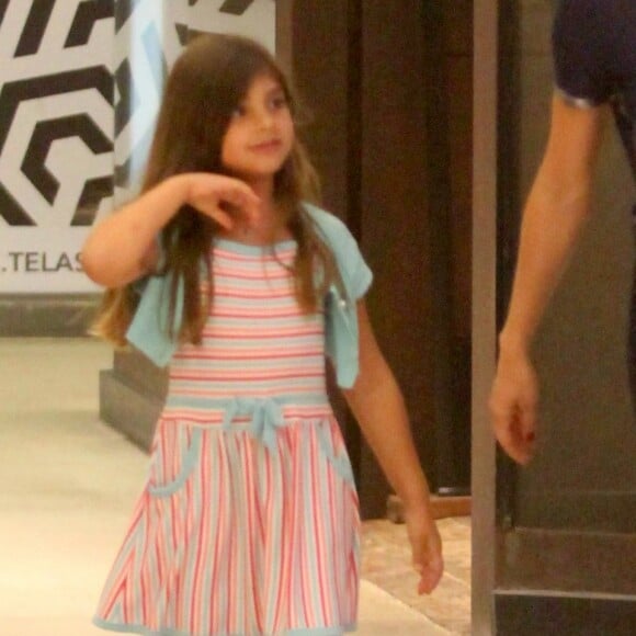 Sofia foi clicada com a mãe, Grazi Massafera, em shopping do Rio