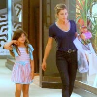 Filha de Grazi Massafera, Sofia passeia com atriz em shopping do Rio. Fotos!