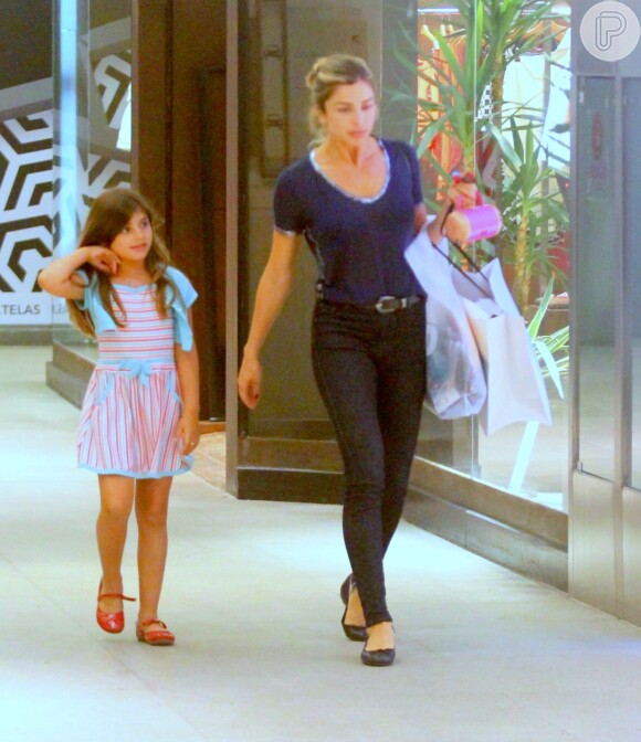 Grazi Massafera foi fotografada em shopping do Rio de Janeiro com a filha, Sofia