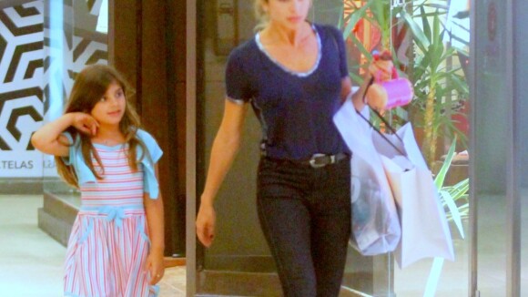 Filha de Grazi Massafera, Sofia passeia com atriz em shopping do Rio. Fotos!
