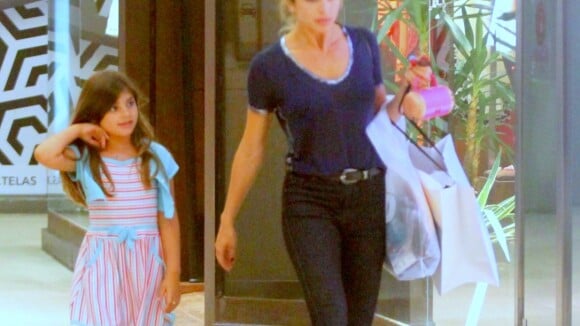 Filha de Grazi Massafera, Sofia passeia com atriz em shopping do Rio. Fotos!