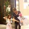 Grazi Massafera e a filha, Sofia, foram às compras em shopping do Rio