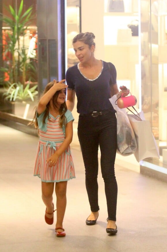Grazi Massafera e a filha, Sofia, se divertiram em shopping do RJ
