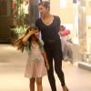 Grazi Massafera passeou com a filha, Sofia, em shopping do Rio de Janeiro
