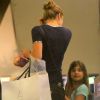 Grazi Massafera esteve em um shopping do Rio com a filha, Sofia