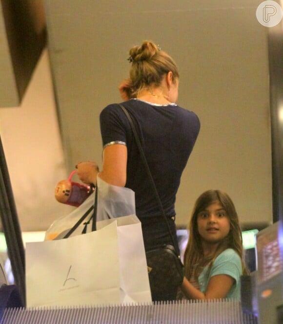 Grazi Massafera esteve em um shopping do Rio com a filha, Sofia