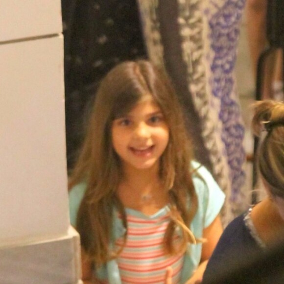 Sofia, filha de Grazi Massafera, esteve em shopping do Rio com atriz