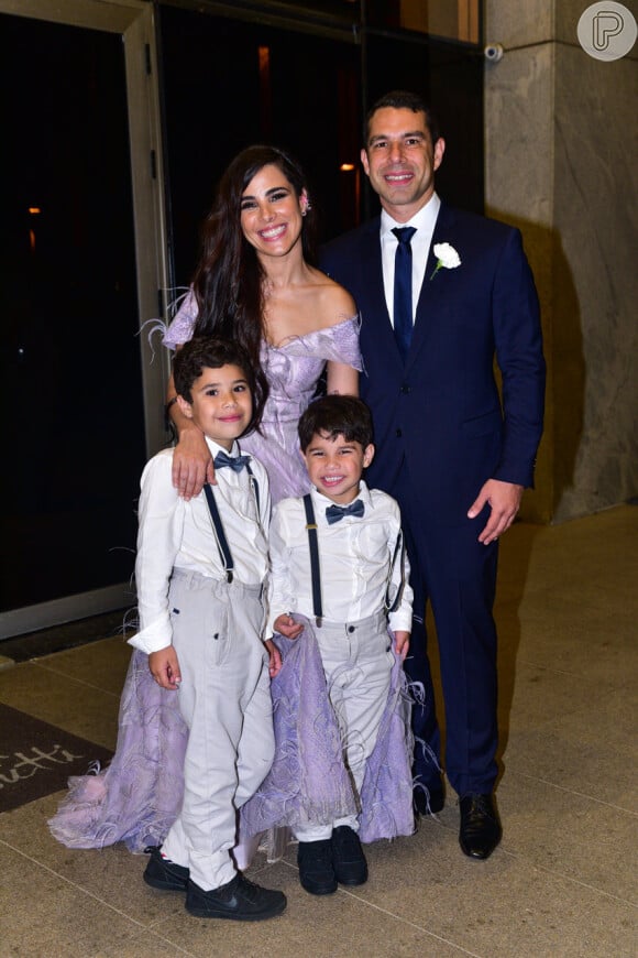 Wanessa Camargo com o marido, Marcus Buaiz, e os filhos, José Marcus e João Francisco, no casamento de Camilla Camargo, em São Paulo, nesta quinta-feira, 27 de setembro de 2018