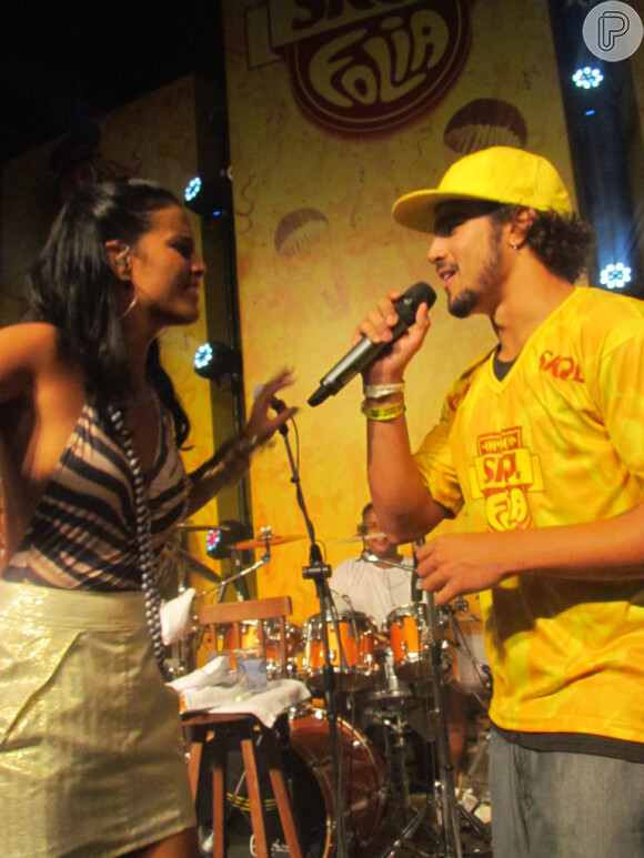 Caio Castro se aventurou pelo mundo da música e até cantou com a ex-participante do 'The Voice Brasil' Ju Moraes em Salvador, em 11 de fevereiro de 2013
