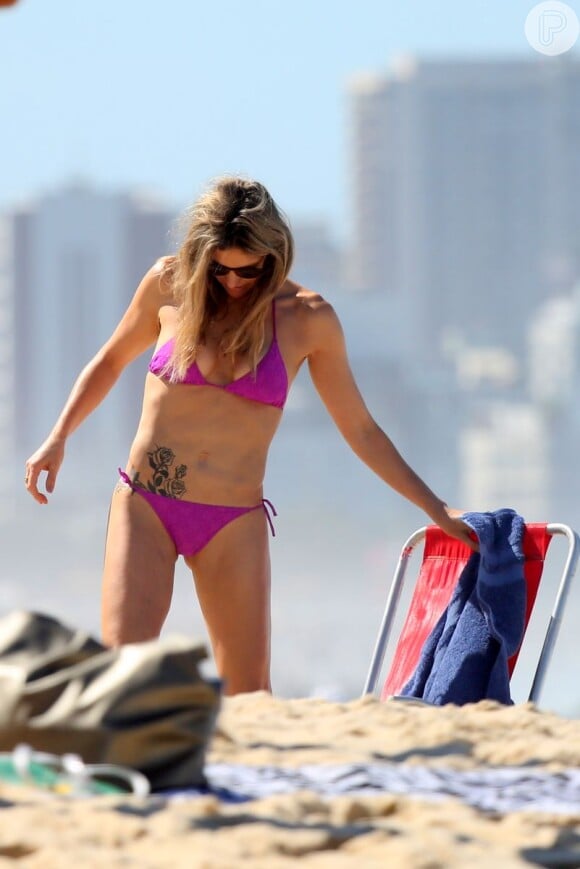 Fernanda Lima mostra corpão em dia de praia no Rio