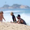 Fernanda Lima e Rodrigo Hilbert levam os filhos João e Francisco, de 6 anos, para praia no Leblon, no Rio de Janeiro