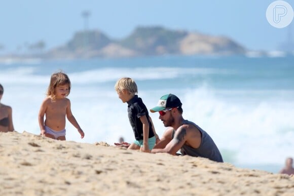 Fernanda Lima e Rodrigo Hilbert levam os filhos João e Francisco, de 6 anos, para praia no Leblon, no Rio de Janeiro