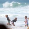 Filhos de Fernanda Lima e Rodrigo Hilbert curtem dia de praia no Rio