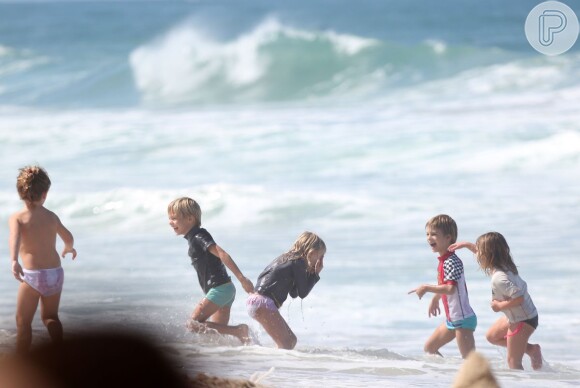Filhos de Fernanda Lima e Rodrigo Hilbert curtem dia de praia no Rio